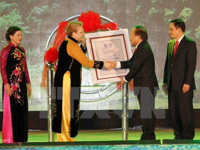 Lễ đón Bằng của UNESCO ghi danh quần thể danh thắng Tràng An là di sản văn hóa và thiên nhiên thế giới.